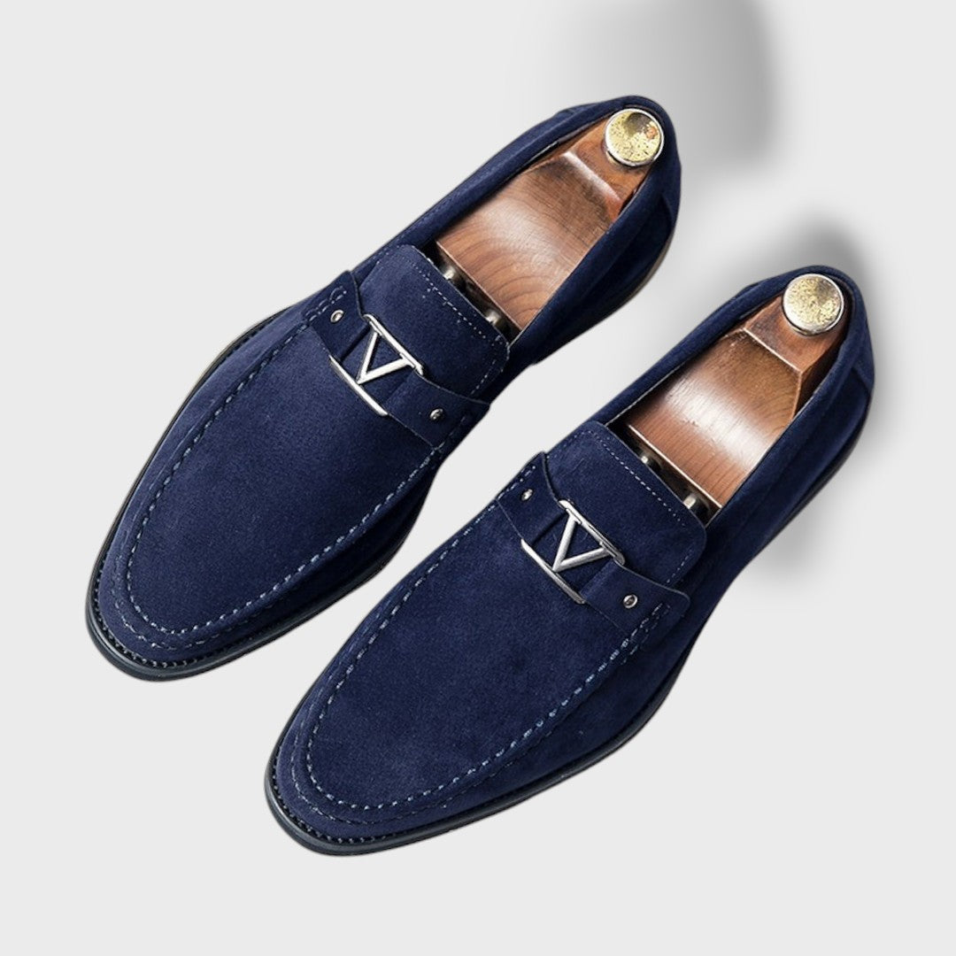 Herren Loafer in Marineblau mit silbernem V-Metalldetail, Draufsicht zwei Schuhe