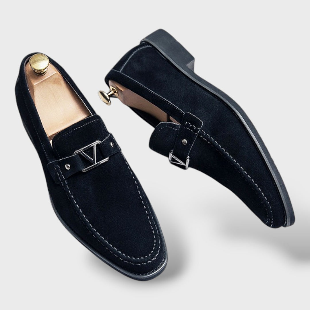 Herren Loafer Schwarz mit V-Metalldetail und Schnalle, Drauf- und Seitenansicht