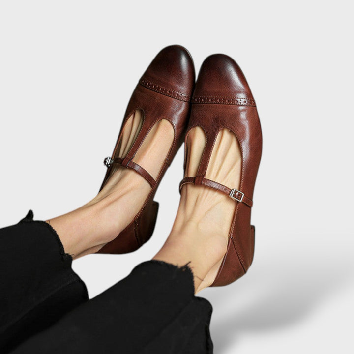 Mary Jane Pumps mit Schnallenriemen, Blockabsatz, Kastanienbraun, Frontansicht