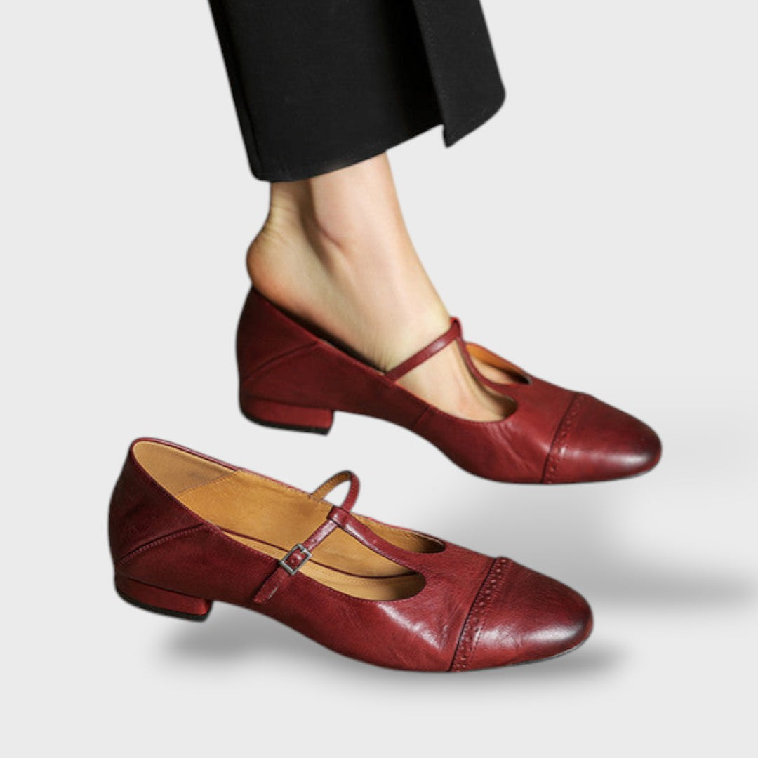 Mary Jane Pumps braun mit Riemenschnalle, runde Spitze, Blockabsatz, freigestellt