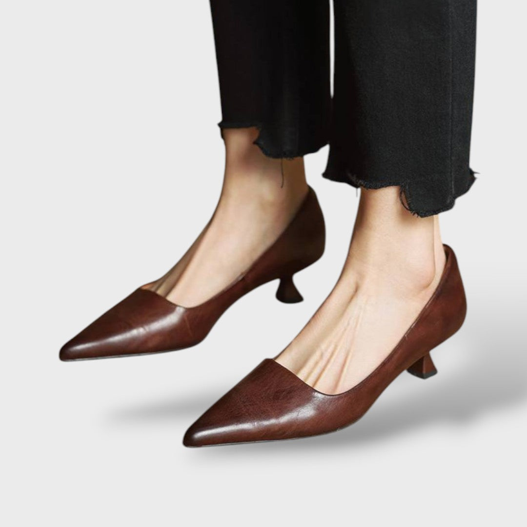 Kastanienbraune Pumps mit spitzer Zehenkappe und Kitten Heel, Seitenansicht