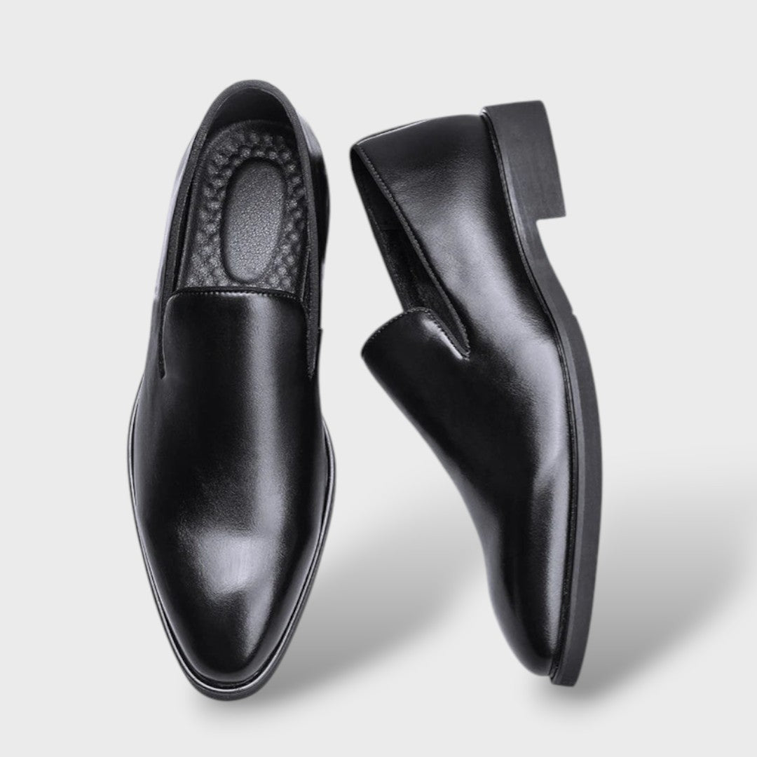 Herren Slip-On Loafer in Schwarz, spitzer Zehenbereich, Produktansicht