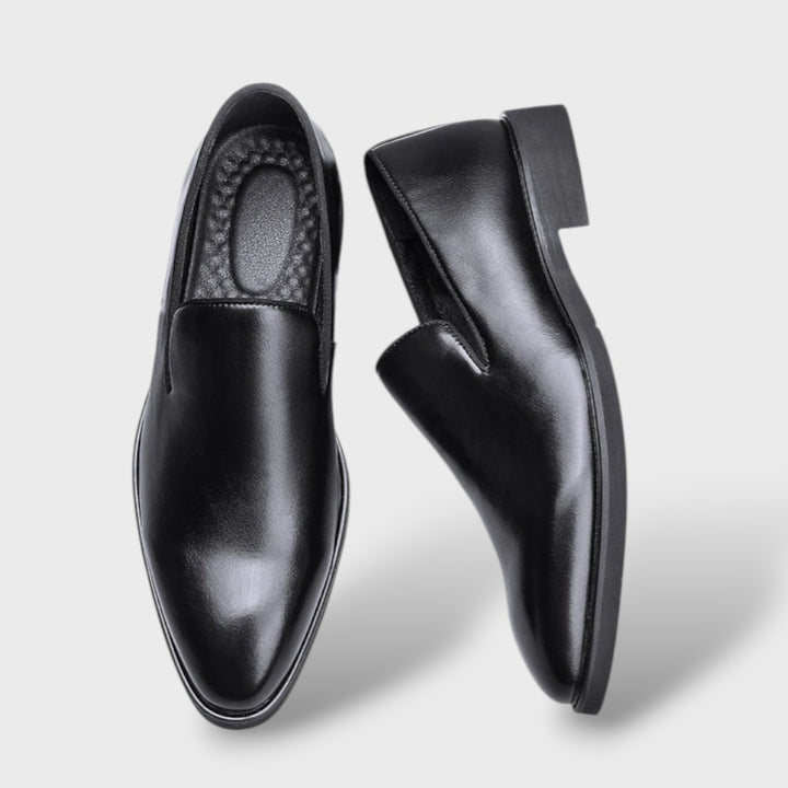 Herren Slip-On Loafer in Schwarz, spitzer Zehenbereich, Produktansicht