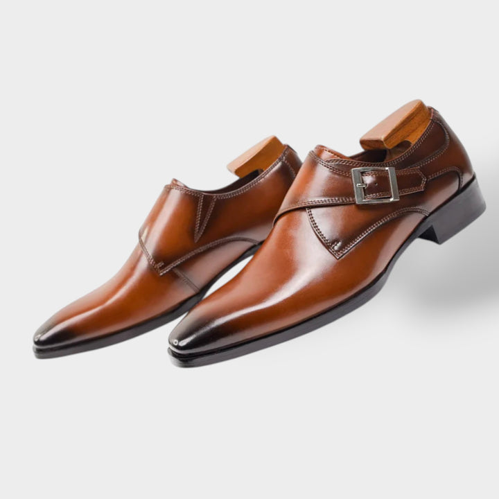 Herren Monkstrap Schuhe in Braun mit Schnallenverschluss, Flat-lay mit Schuhspanner
