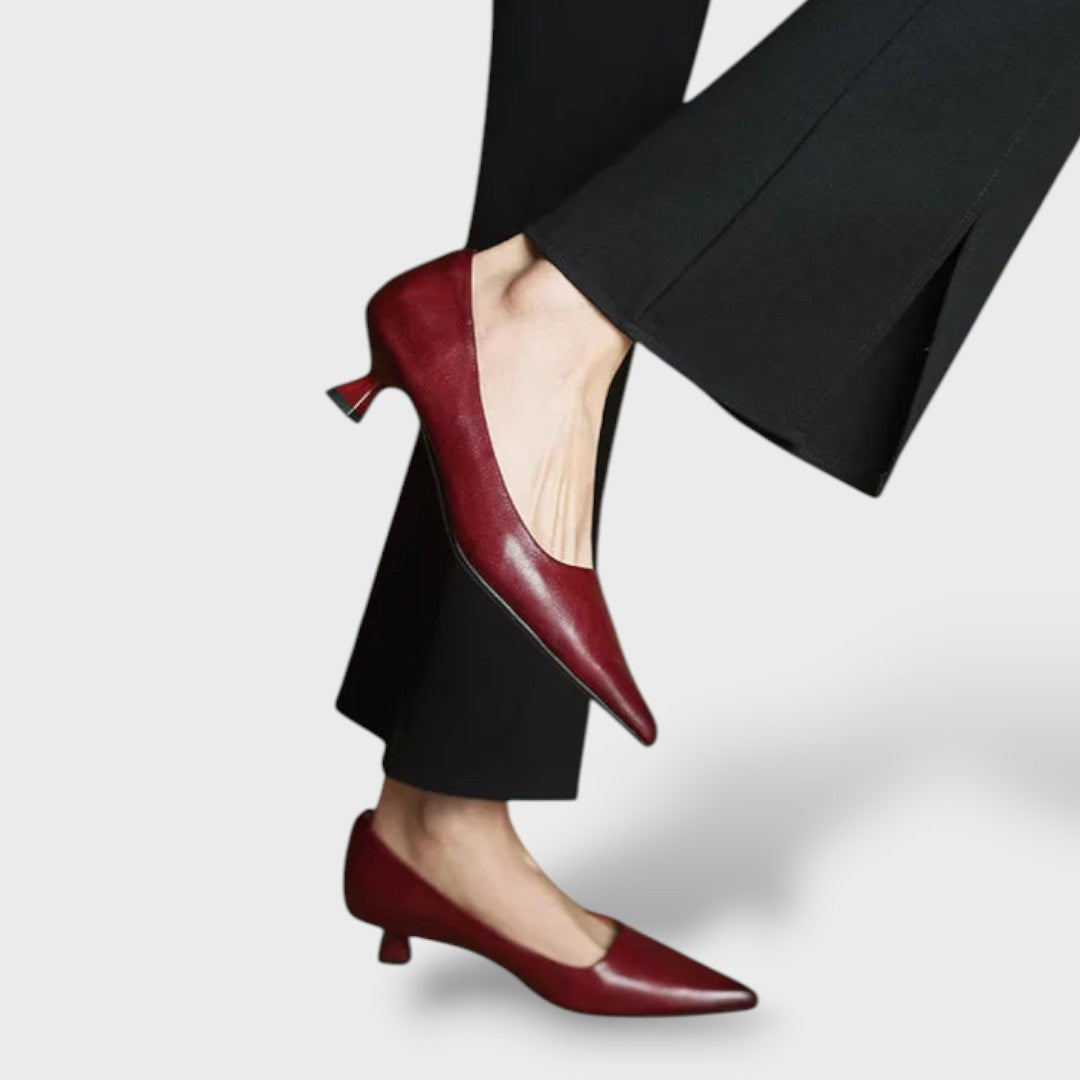 Schwarze spitze Damen-Pumps mit Kitten Heel, Produktansicht