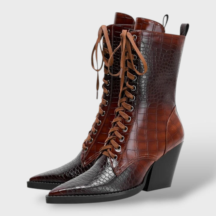Damen Cowboy-Stiefel aus Mikrofaserleder mit Schnürung und Blockabsatz, Vorderansicht am Model