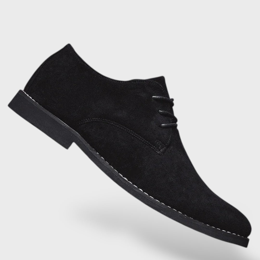 Herren Wildleder Oxford Schuh in Schwarz, Seitenansicht, Gummisohle und Schnürung