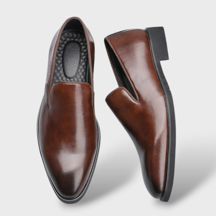 Herren Slip-On Loafer in Braun, spitzer Zehenbereich, Seitenansicht