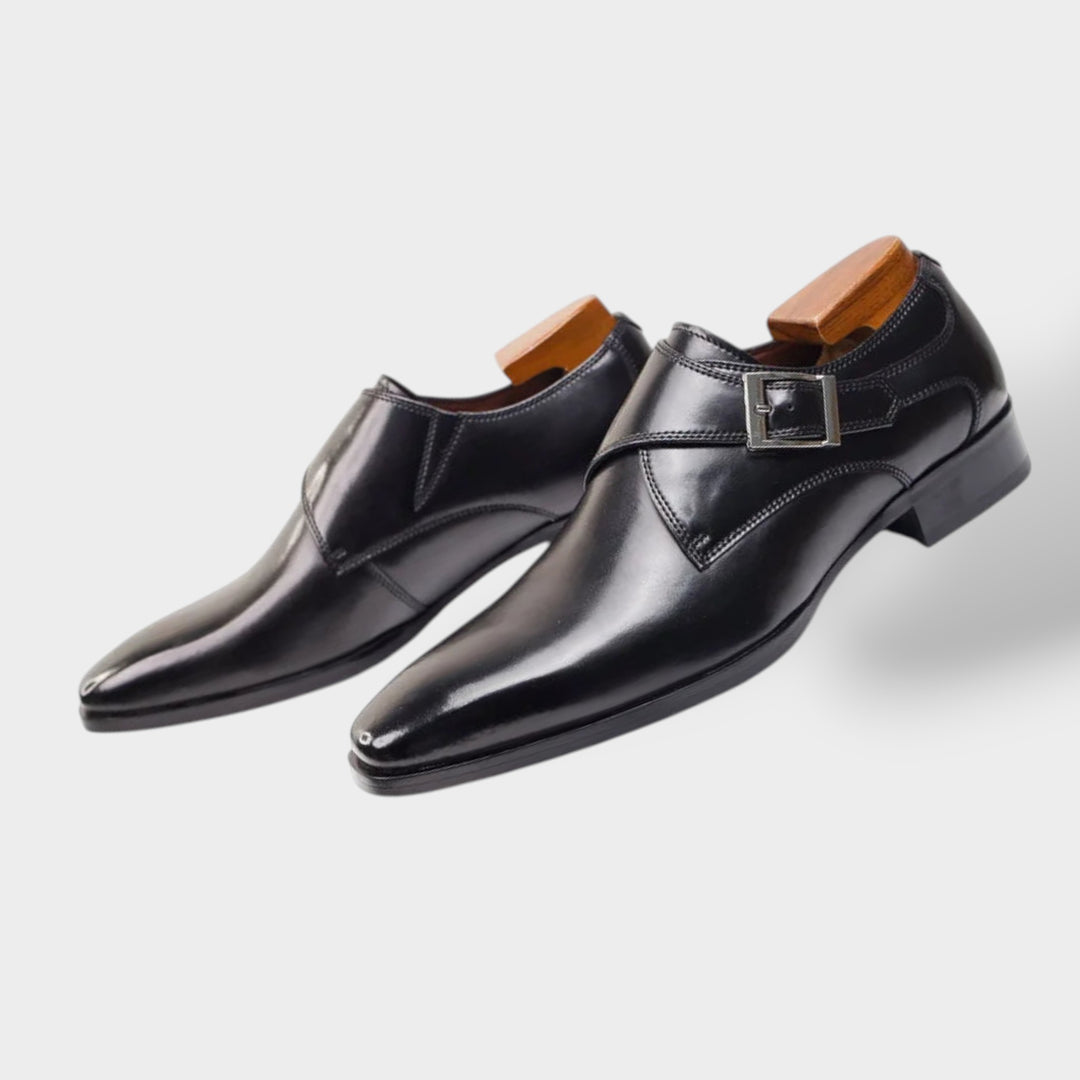 Herren Monkstrap Schuhe in Schwarz, Flat-lay mit Schuhspanner und Schnalle