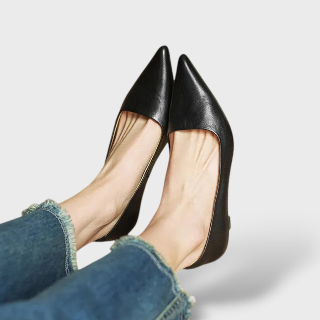 Dunkelbraune Leder-Pumps mit spitzer Zehenkappe, Dreiviertel-Ansicht