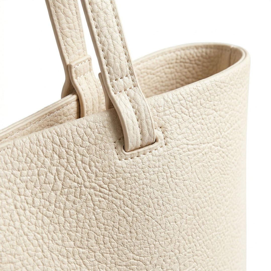 Nahaufnahme Henkelansatz und Kunstleder-Narbung in Beige
