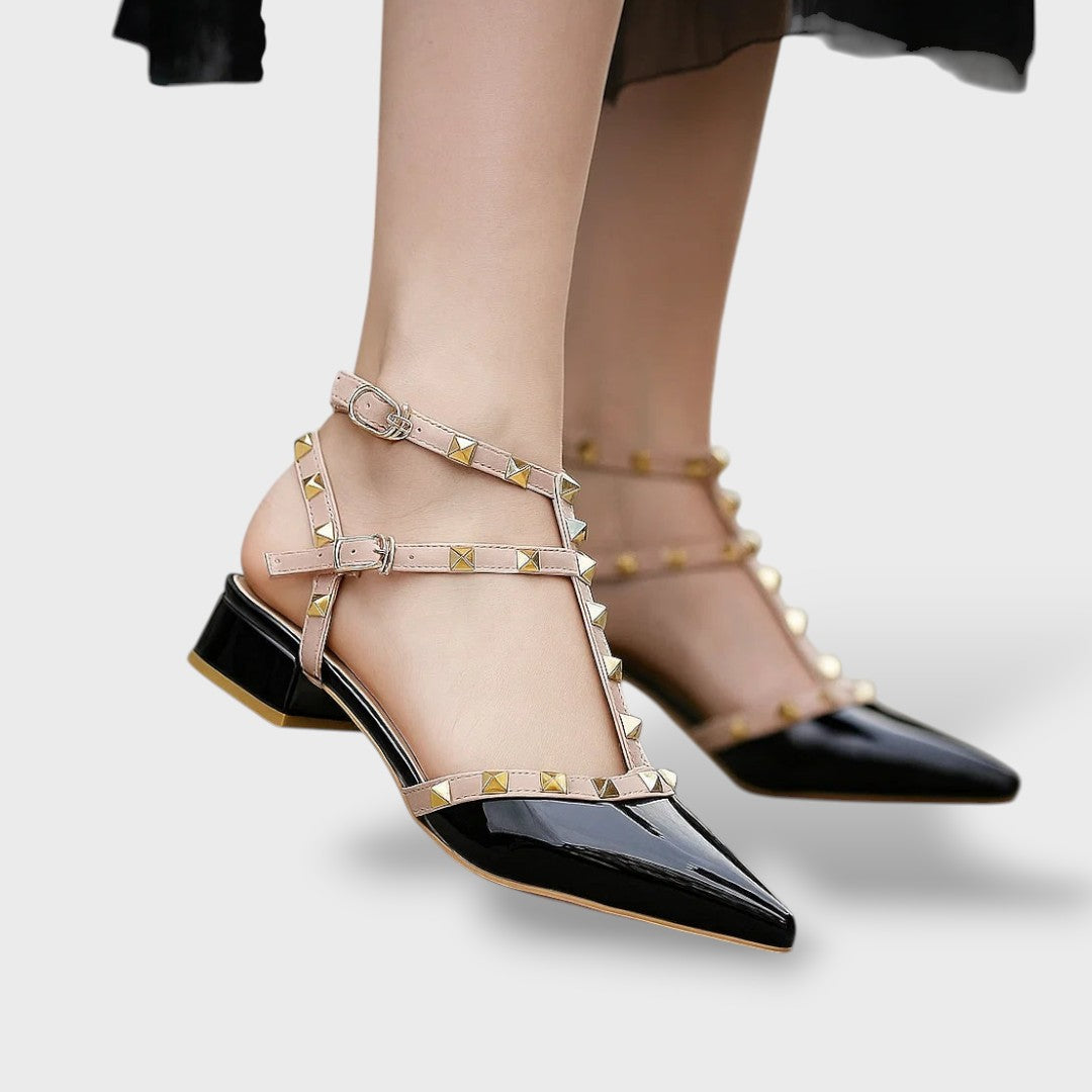 Rote High-Heel-Sandale Seitenansicht mit Stiletto und Schnallenriemen