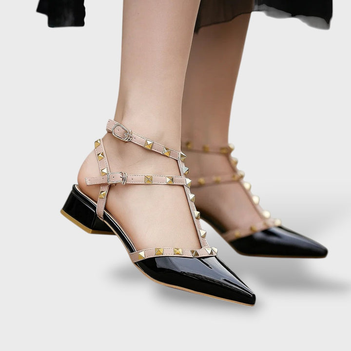 Rote High-Heel-Sandale Seitenansicht mit Stiletto und Schnallenriemen