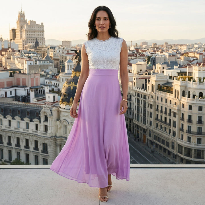 Maxikleid in Lavendel mit weißer Spitze, Stadtpanorama-Dachterrasse