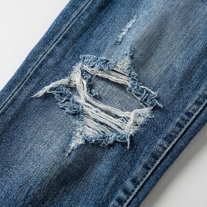 Nahaufnahme Destroyed-Riss mit ausgefransten Kanten, dunkelblau