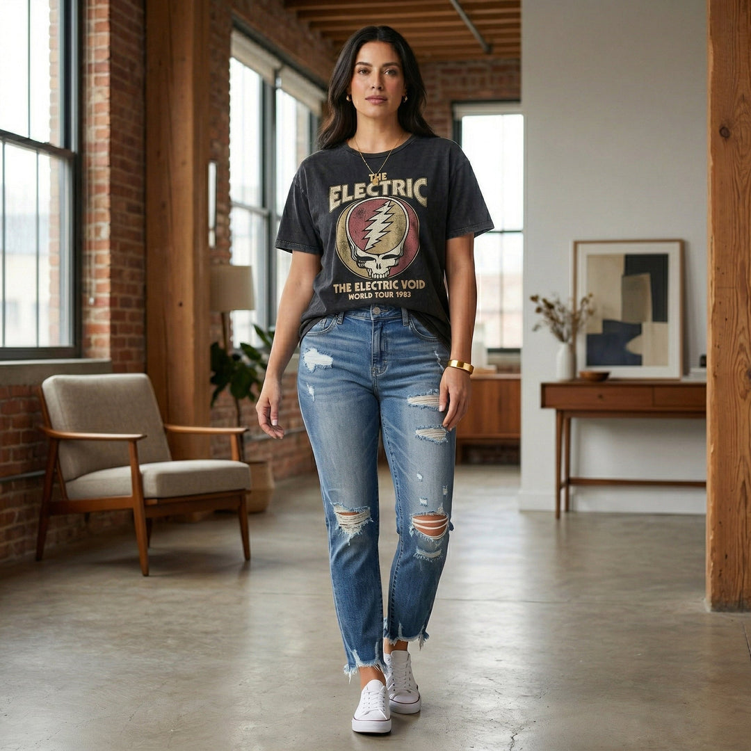 Destroyed-Jeans dunkelblau im Urban-Styling mit Vintage-Shirt