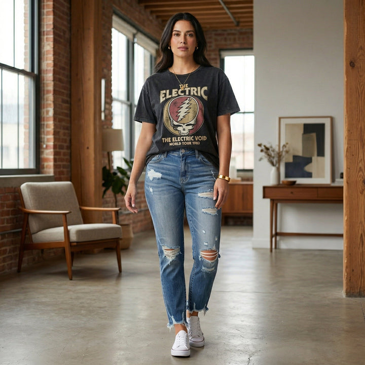 Destroyed-Jeans dunkelblau im Urban-Styling mit Vintage-Shirt