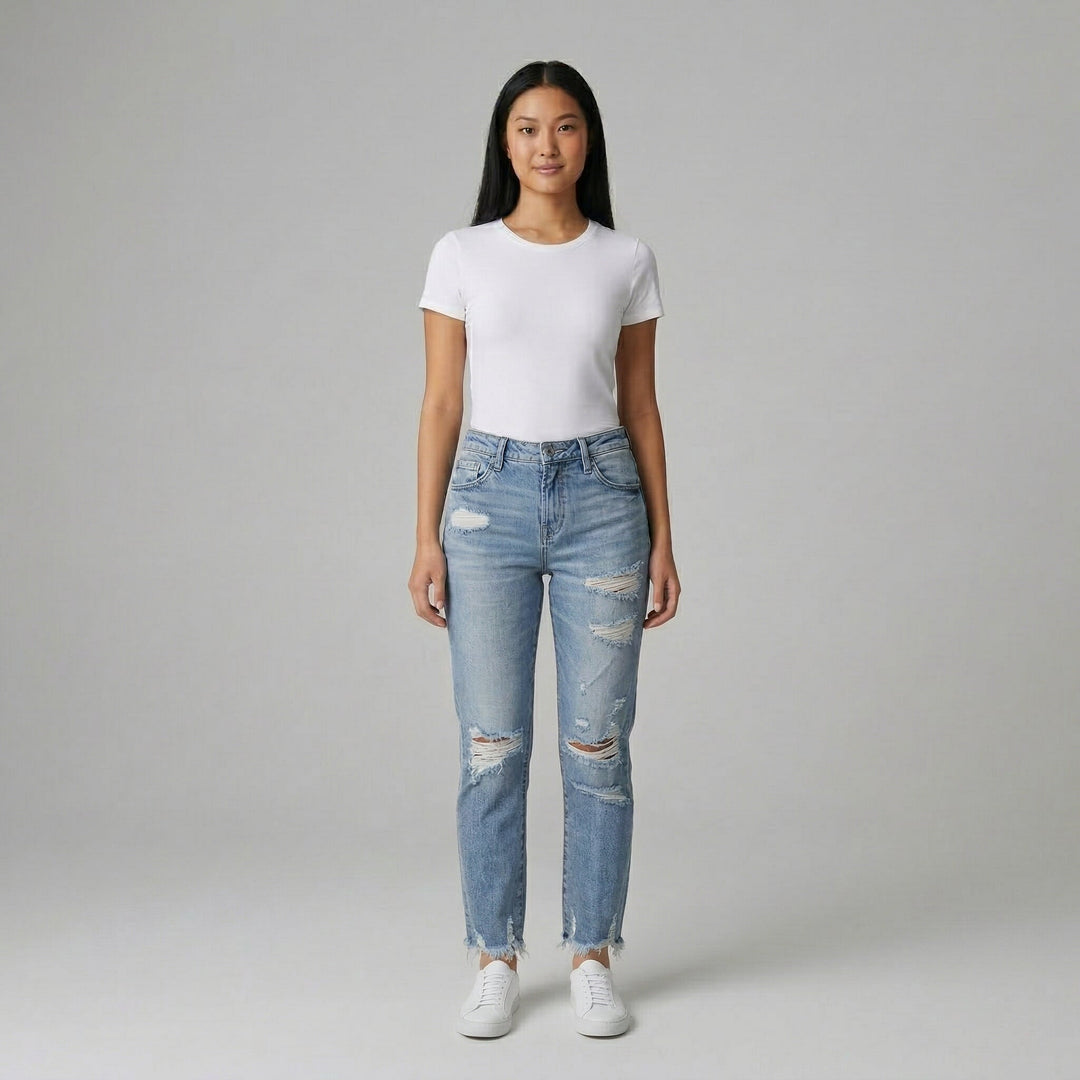 Destroyed-Jeans hellblau, mittlere Leibhöhe, offener Fransensaum, Frontansicht