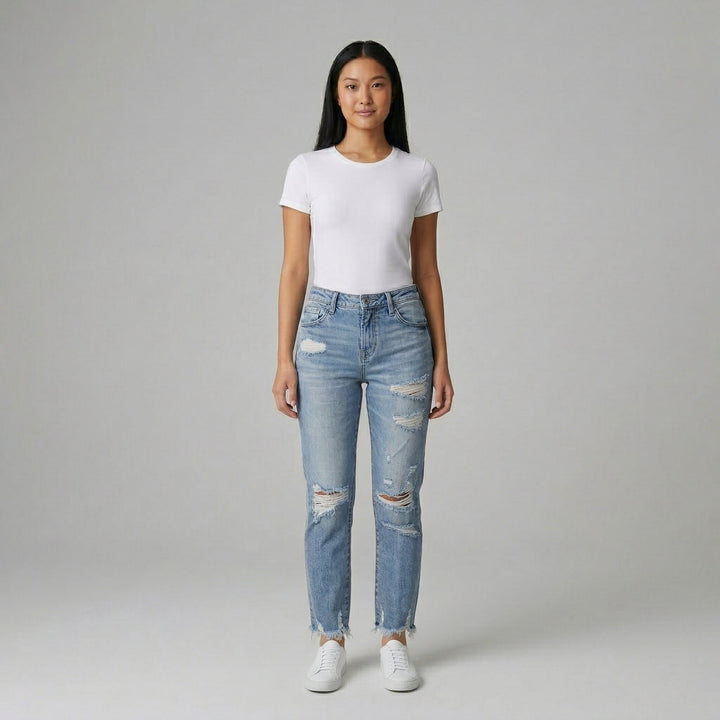 Destroyed-Jeans hellblau, mittlere Leibhöhe, offener Fransensaum, Frontansicht