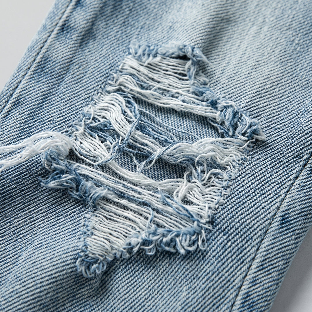 Nahaufnahme Destroyed-Detail mit ausgefransten Rissen, Hellblau