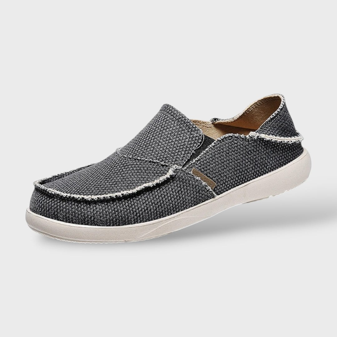 Canvas Slip-On Loafer in Schwarz, Draufsicht mit Ziernähten und heller Sohle