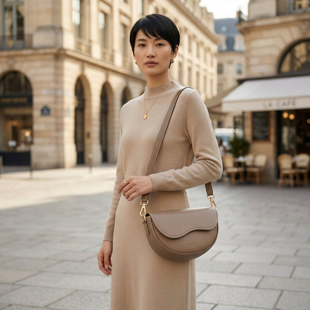 Model trägt Satteltasche Hellbraun als Crossbody, eleganter Stadtlook