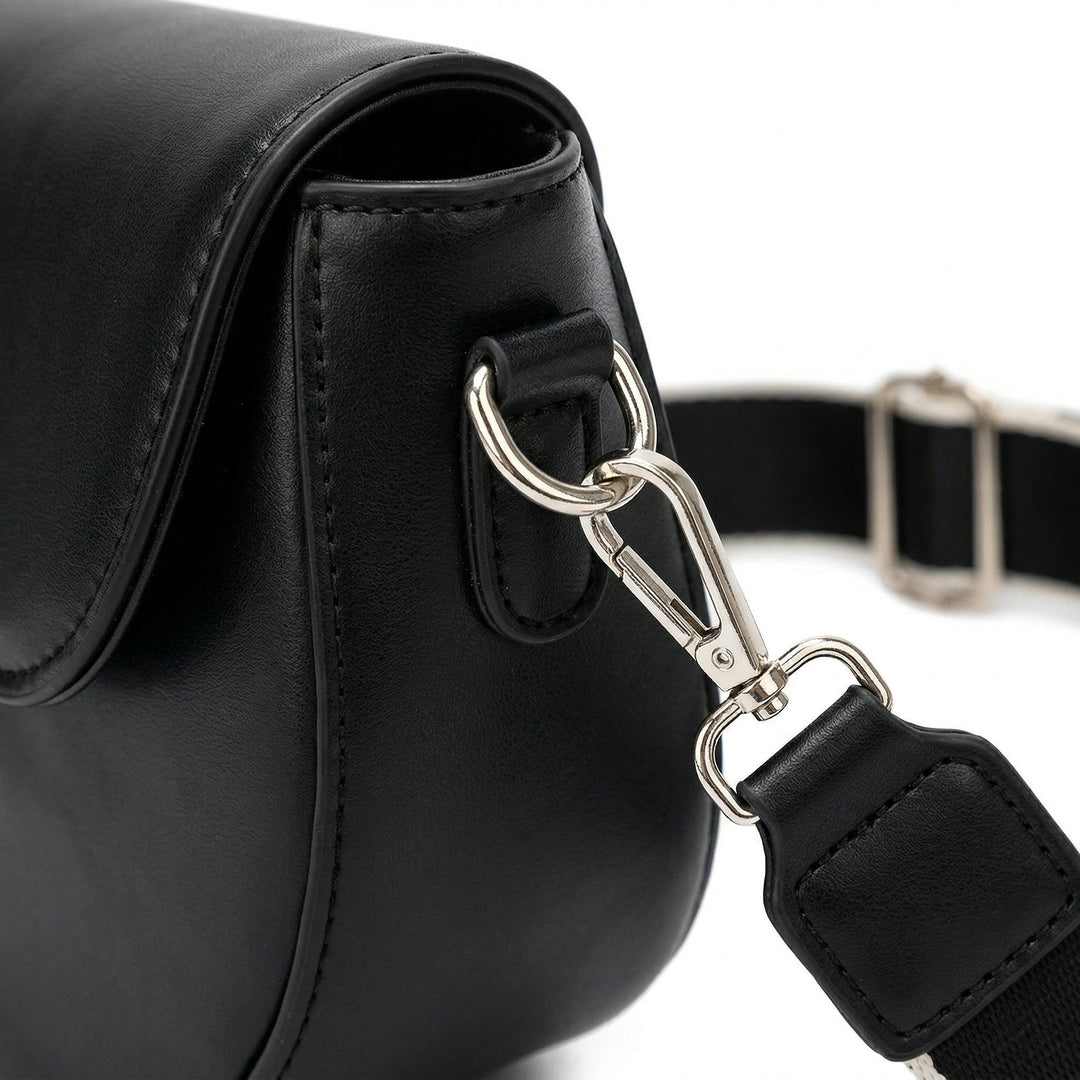 Nahaufnahme silberner Karabiner an schwarzer Satteltasche