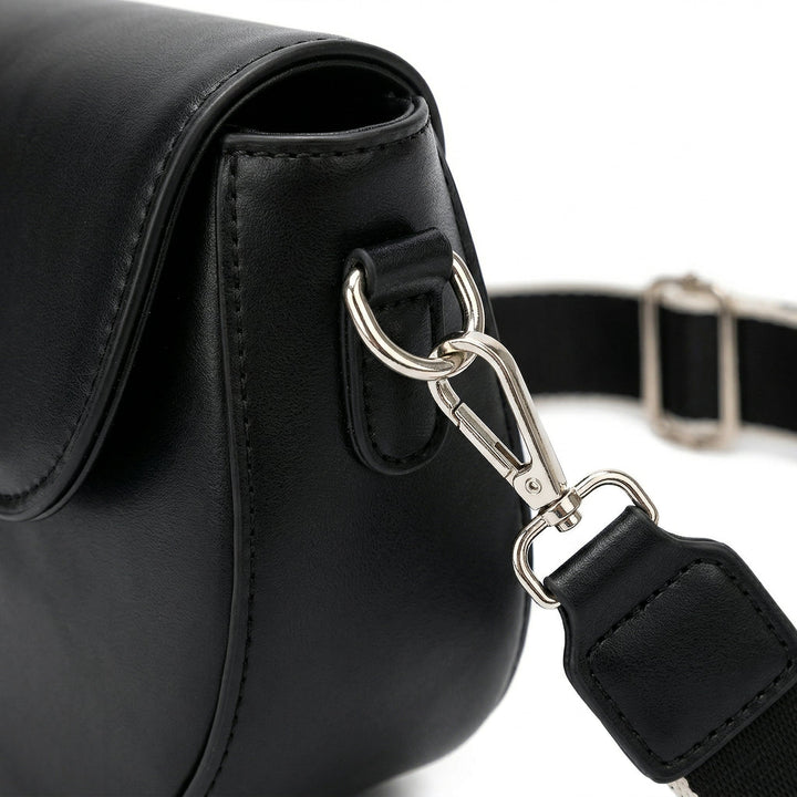 Nahaufnahme silberner Karabiner an schwarzer Satteltasche