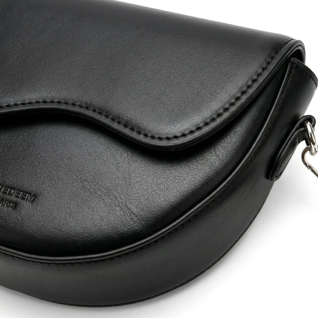Nahaufnahme geschwungene Klappe Satteltasche Schwarz, Kunstleder-Optik