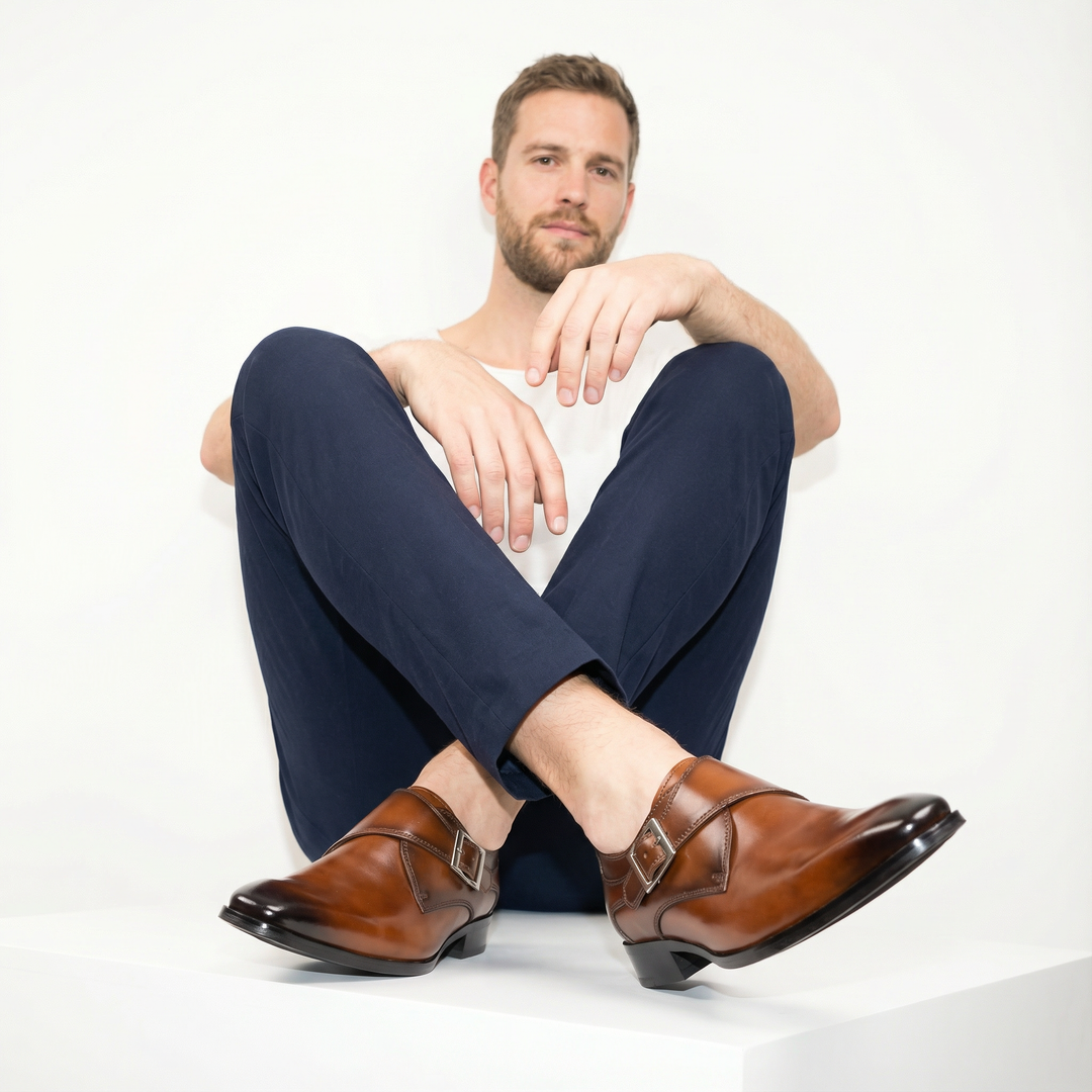 Herren Monkstrap in Braun am Model sitzend, kombiniert mit mariner Hose