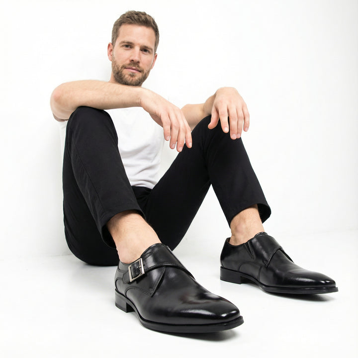 Herren Monkstrap in Schwarz am Model sitzend, kombiniert mit schwarzer Hose