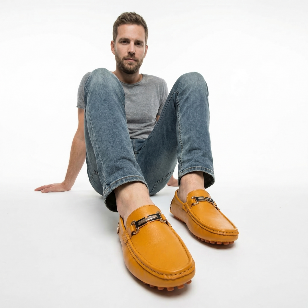 Herren Loafer schwarz, Seitenansicht am Fuß eines Models