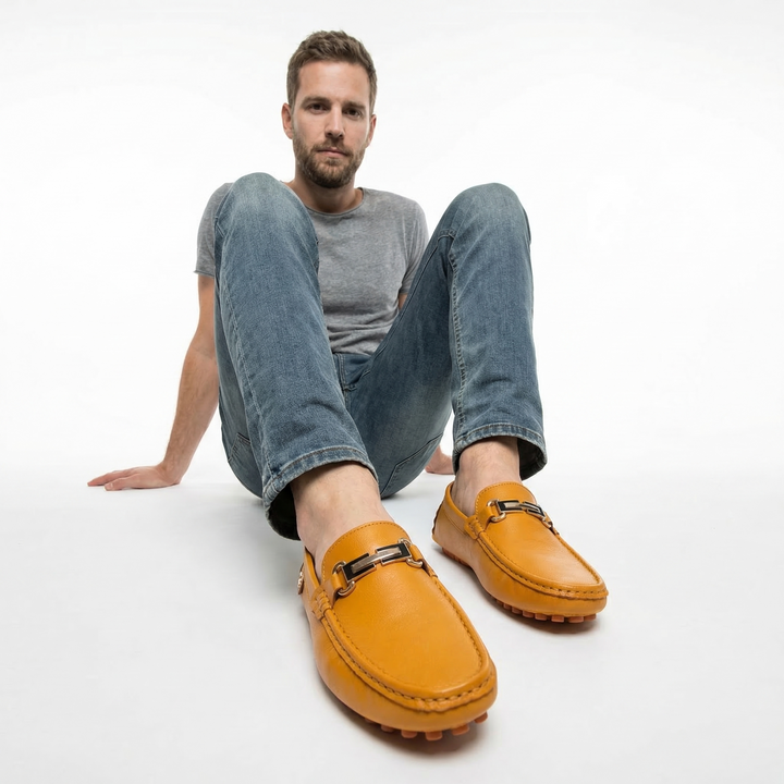 Herren Loafer schwarz, Seitenansicht am Fuß eines Models