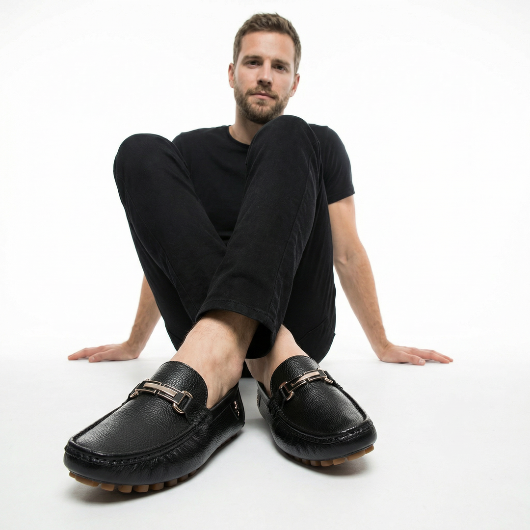 Herren Loafer schwarz am Fuß eines Models, Frontalansicht