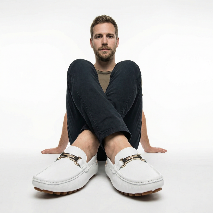 Herren Loafer weiß am Fuß eines Models, Outfit-Styling