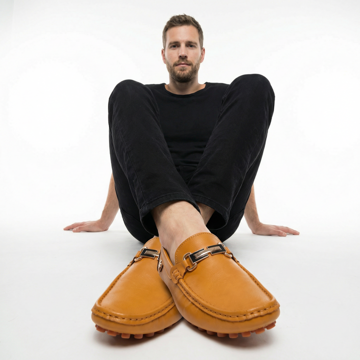 Herren Loafer braun am Fuß eines Models, legeres Outfit