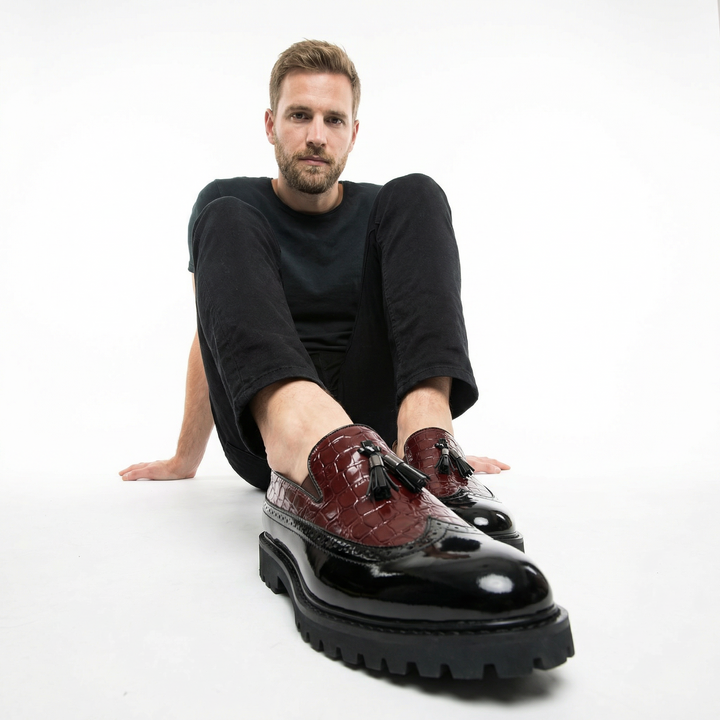 Herren trägt schwarze Kroko-Loafer, Gesamtoutfit-Ansicht