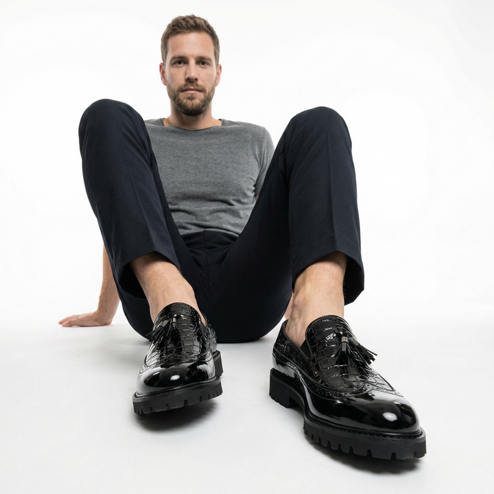 Schwarze Slip-on Loafer am Fuß des Models, Seitenansicht