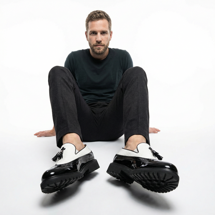 Herren trägt cremeweiße Kroko-Loafer, Styling-Ansicht