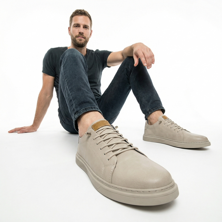 Herren trägt weiße Leder-Sneaker mit elegantem Outfit, Frontansicht