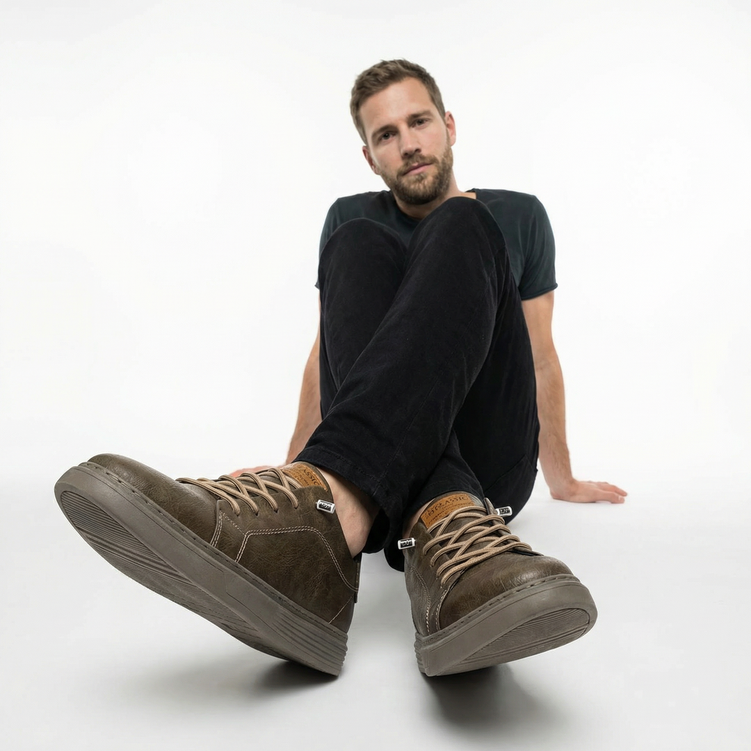 Herren trägt Cognac-braune Sneaker mit eleganter Hose, Seitenansicht