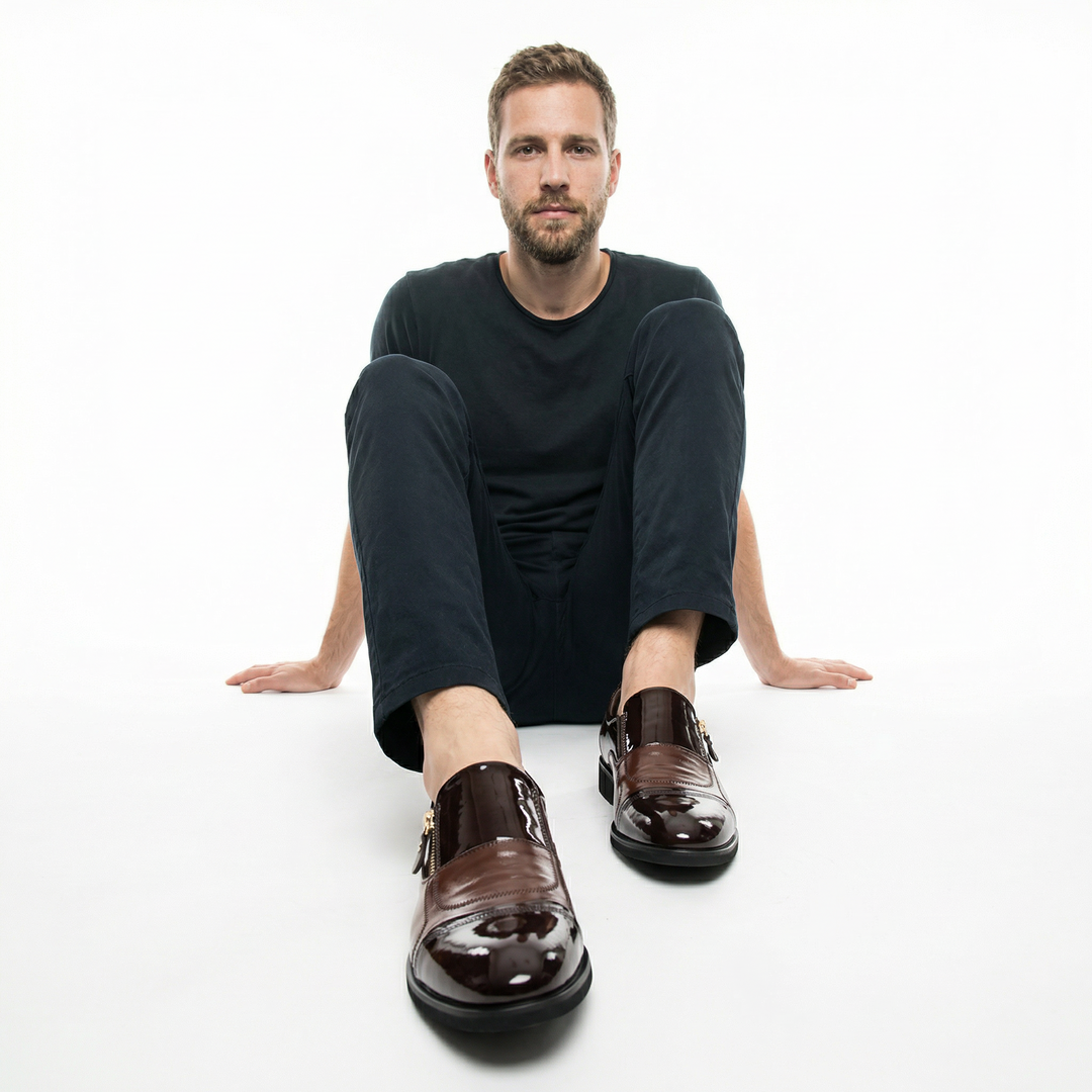 Herren Business-Schuh Schwarz am Fuß getragen, Seitenansicht