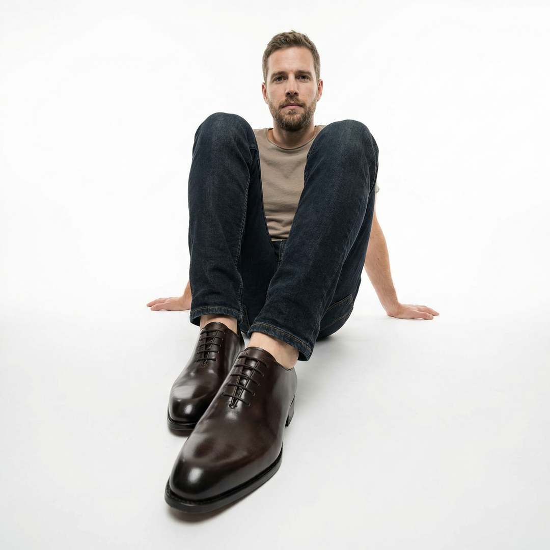 Herren Oxford-Schnürschuh Kaffeebraun am Fuß eines Models, casual-eleganter Outfit-Look