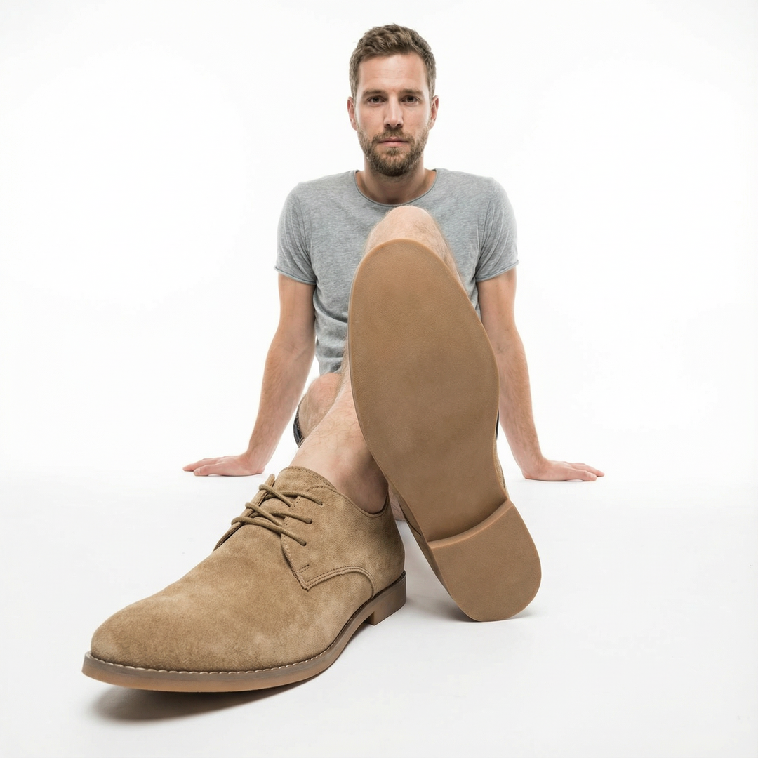 Herren Wildleder Oxford Schuh in Beige, Sohlensicht mit Gummiprofil, Model sitzend