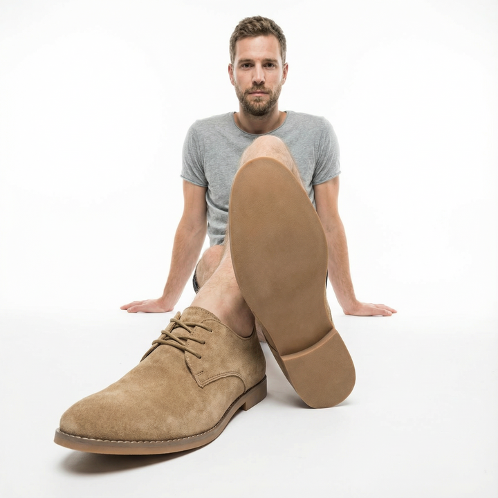 Herren Wildleder Oxford Schuh in Beige, Sohlensicht mit Gummiprofil, Model sitzend