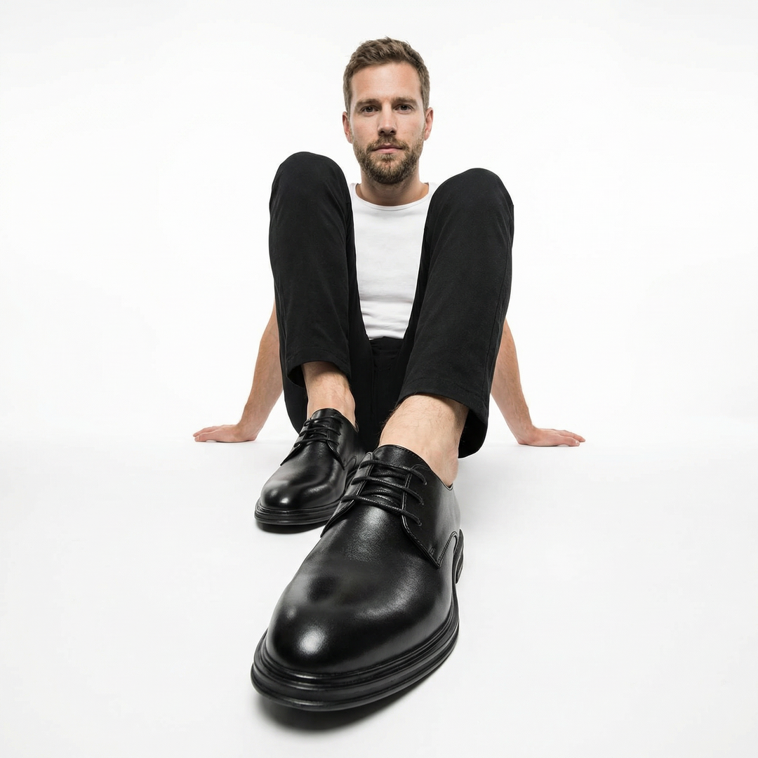 Herren Derby-Schuhe in Matt Schwarz, am Fuß getragen, Seitenansicht