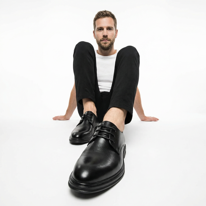 Herren Derby-Schuhe in Matt Schwarz, am Fuß getragen, Seitenansicht