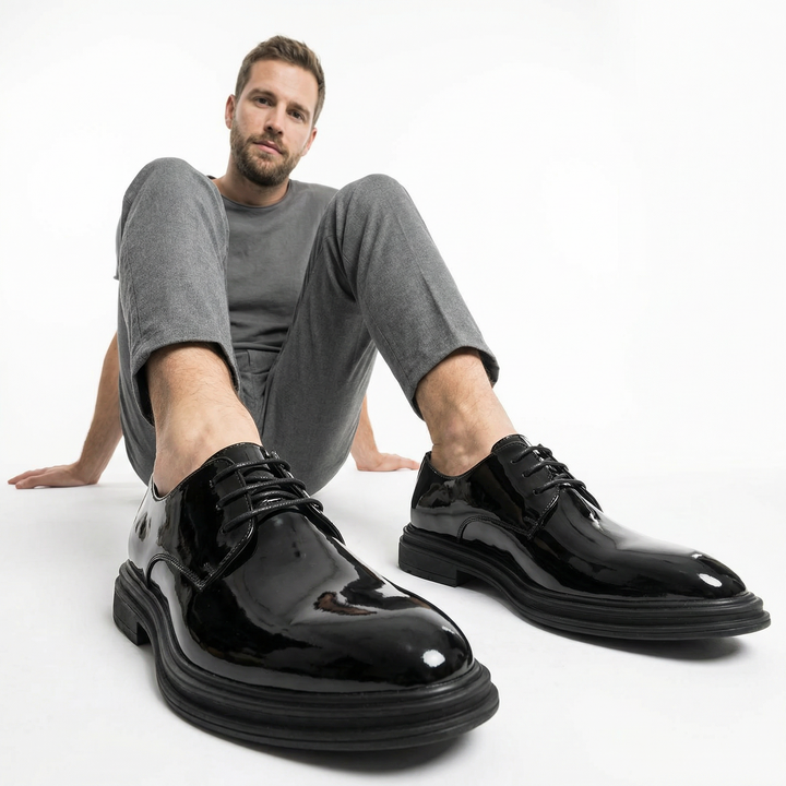 Herren Derby-Schuhe Matt Schwarz am Fuß, Frontansicht mit Outfit-Styling