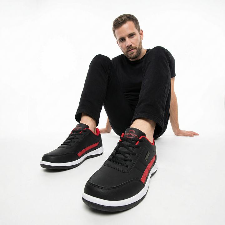 Herren Sneaker Schwarz am Fuß getragen, elegant-casual mit dunkler Hose