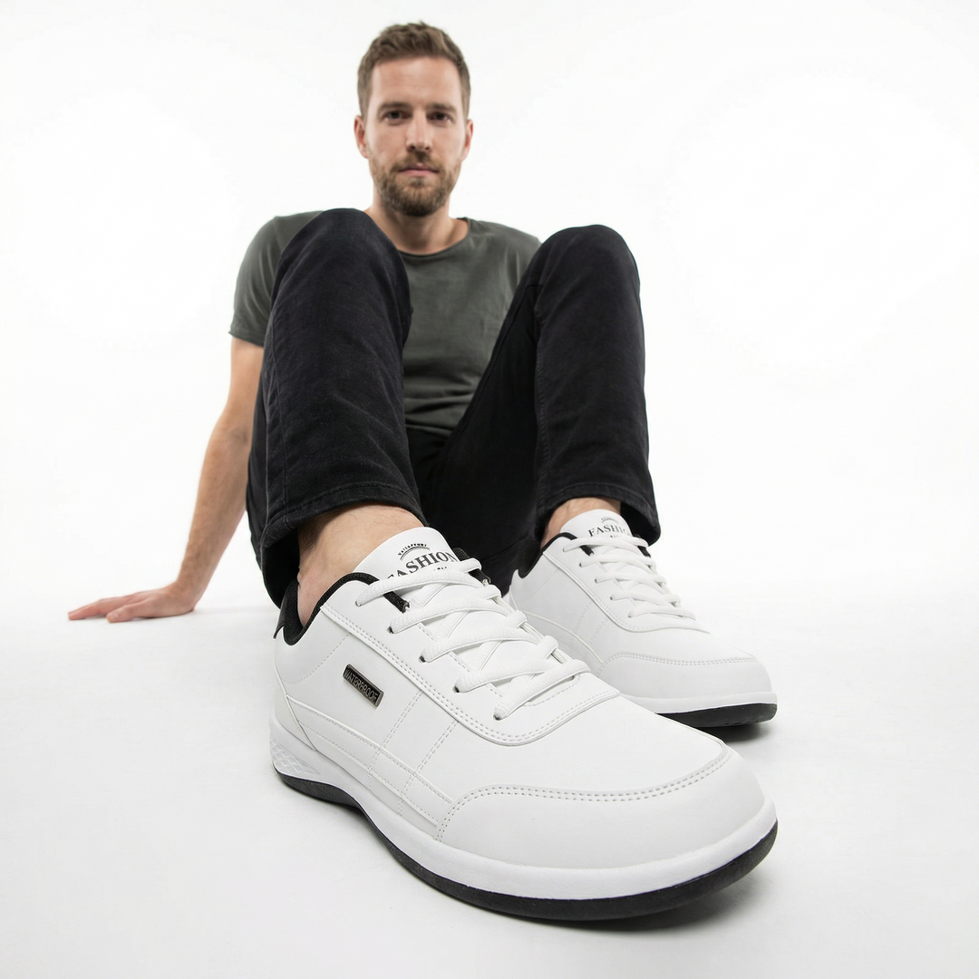 Herren Sneaker Weiß am Fuß getragen, cleaner Look mit heller Hose